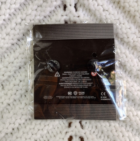 Wonder Woman Collectors Pin NEW - Picture 2 of 2